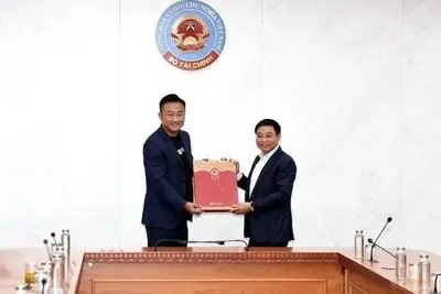 From left to right: Ben Zhou, Co-founder and CEO of Bybit, and H.E. Nguyen Van Thang, Minister of Finance of Vietnam, met on April 17 at the Ministry of Finance headquarters in Hanoi to discuss collaboration and support for Vietnam&rsquo;s digital asset regulatory sandbox. (PRNewsfoto/Bybit)
