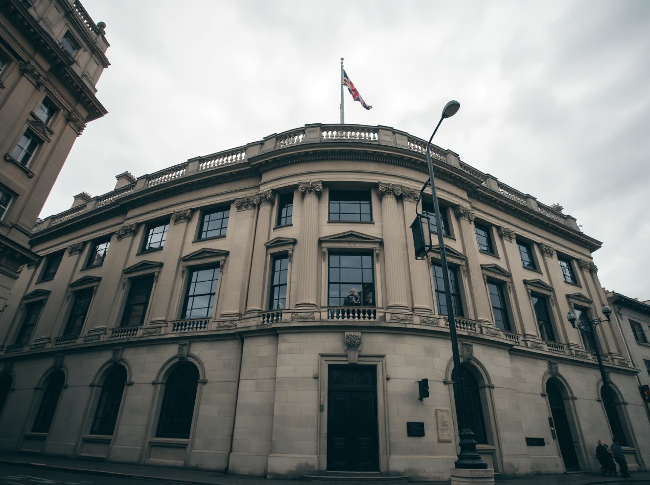 Bank of England’s Policy Crossroads: Societe Generale Examines Stance and Burnham’s Political Shadow
