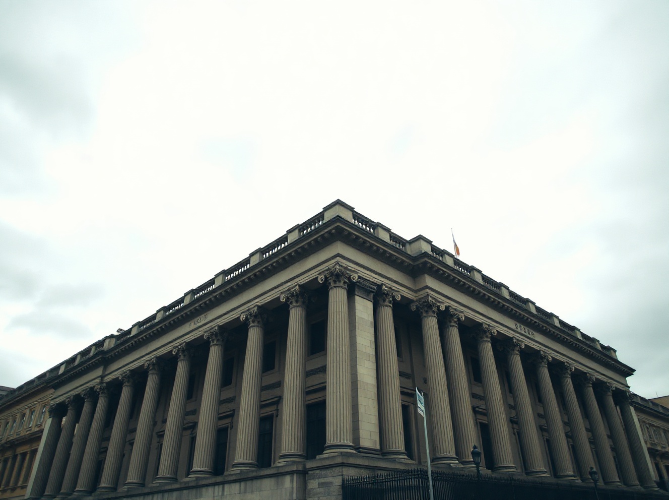 Bank of England Expected to Hold Rates as Economists Remain Divided on Next Move
