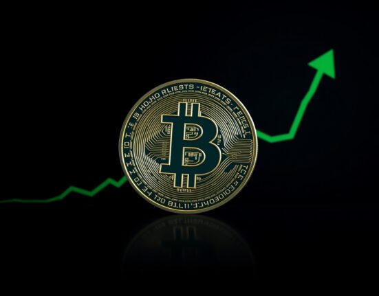 Bitcoin short positioning rally: A Bitcoin coin on a dark background with green upward arrows, symbolizing a potential short squeeze and price increase.