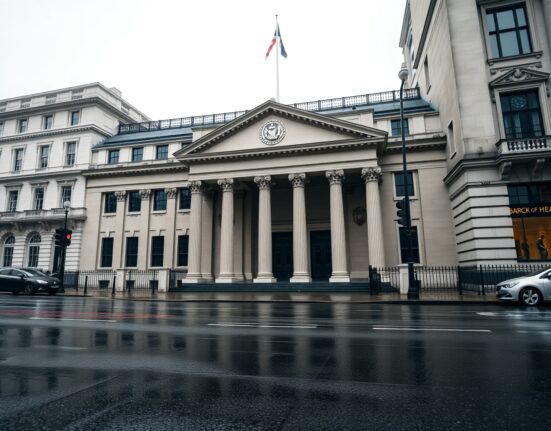 Bank of England headquarters in London on a cloudy day, reflecting monetary policy decision context.