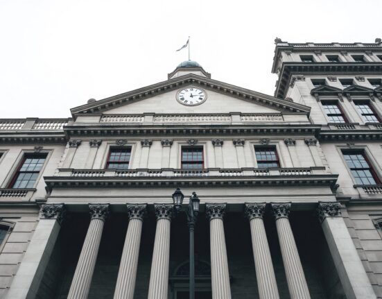 Bank of England building in London, symbolizing UK monetary policy decisions.