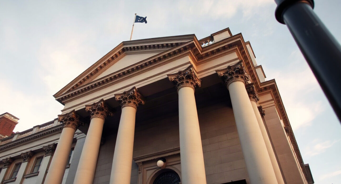 Bank of England building in London, symbolizing UK monetary policy decisions.
