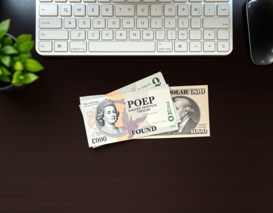 British Pound and US Dollar banknotes on a desk representing GBP/USD currency pair analysis.