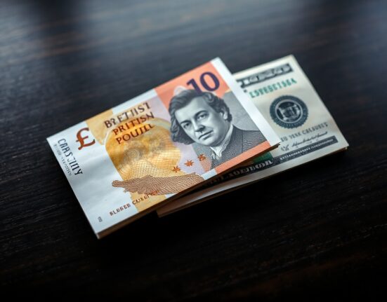 British pound and US dollar banknotes on a desk representing GBP/USD forex analysis.
