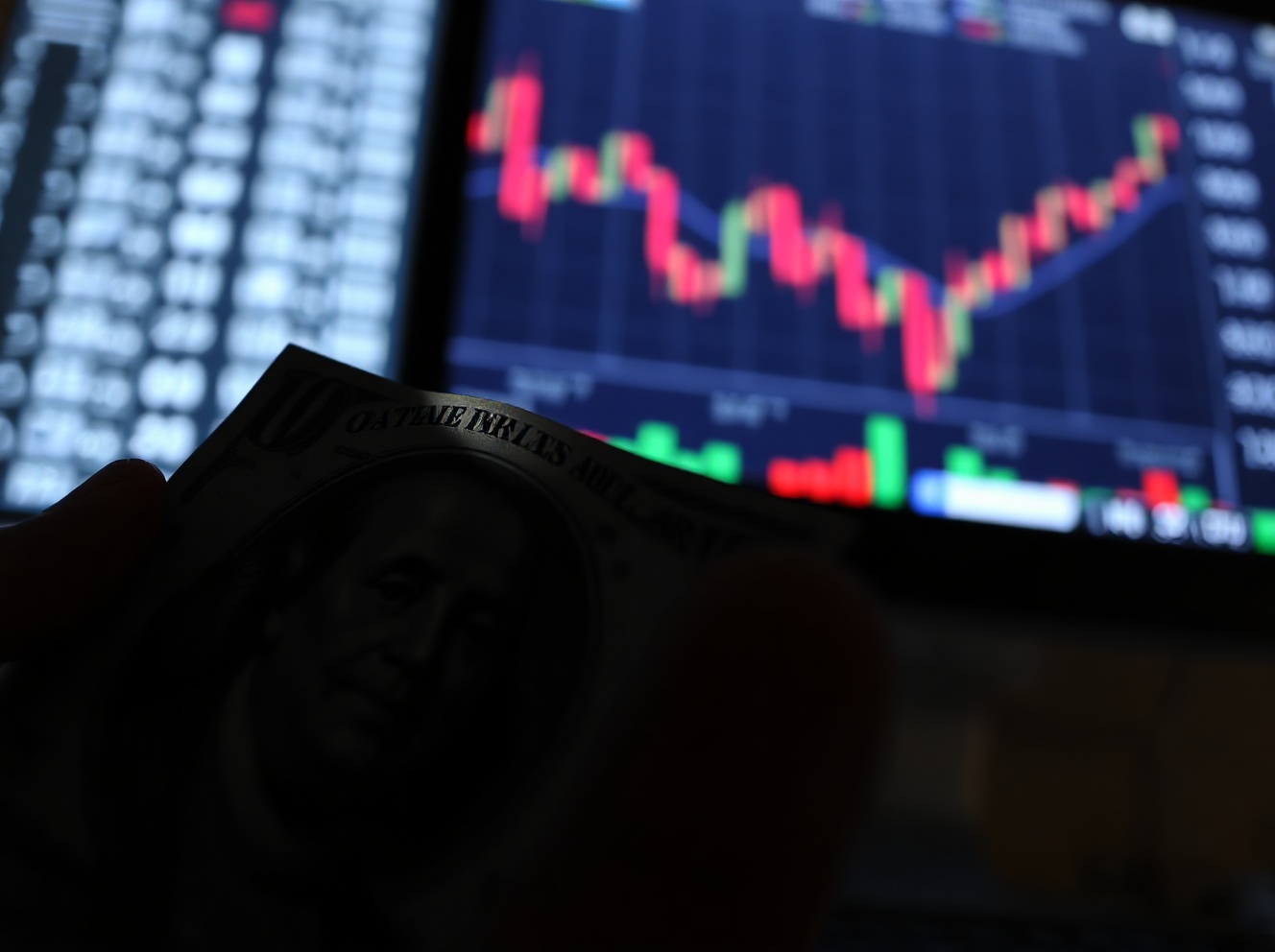Dollar Edges Lower as Treasury Yields Slip and Rate Hike Bets Cool