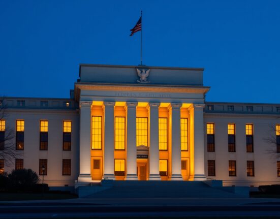 Federal Reserve building analysis of monetary policy decisions and economic risks in 2025