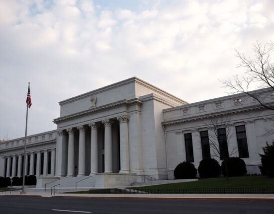 Federal Reserve building in Washington, D.C., under overcast sky, representing monetary policy decision on interest rates and inflation forecasts for 2026.