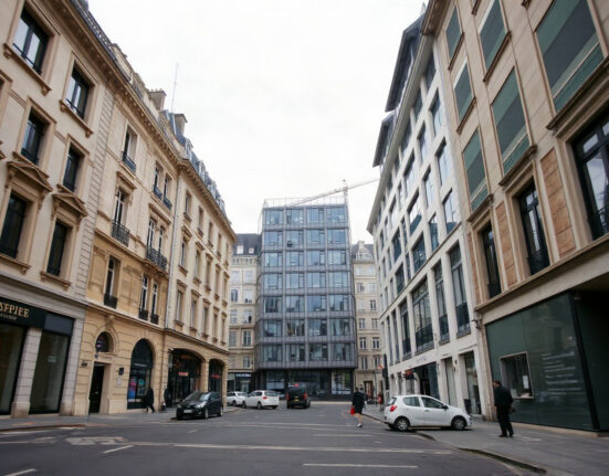 A view of a French business district with office buildings and pedestrians, symbolizing the labor market.