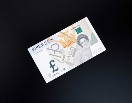 British pound and Japanese yen banknotes side by side, with pound slightly blurred, representing GBP/JPY underperformance amid UK political crisis.