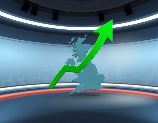 GBP/USD surges as a green arrow points upward over a map of the UK and US, symbolizing the British pound rally after lower US GDP growth and a BoE hold.
