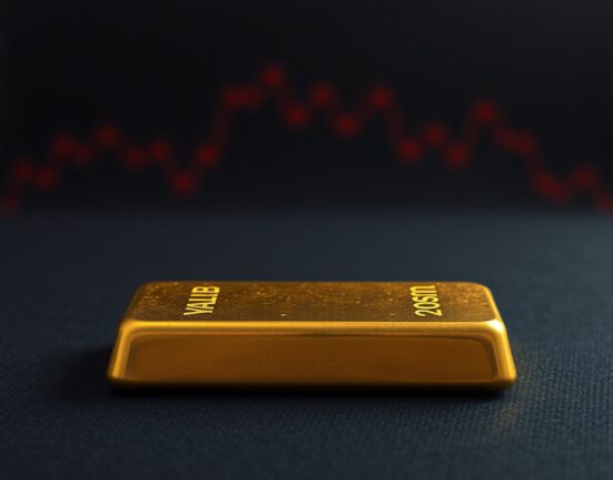 Gold bullion bar representing the gold price crash amid rising US Treasury yields and delayed Federal Reserve action.