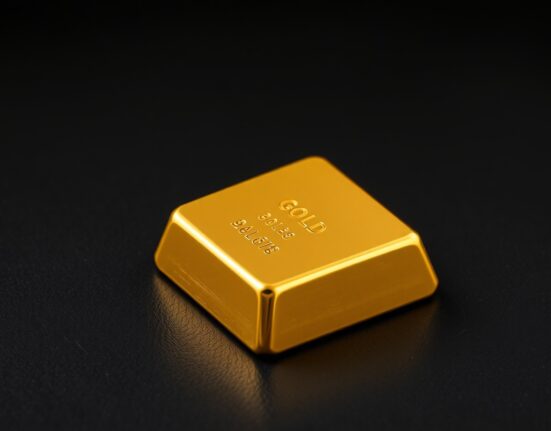 Gold bullion bar representing the current gold price surge amid US dollar weakness.