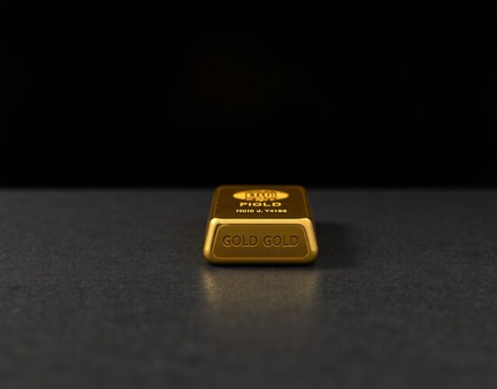 Gold bullion bar representing strong gold price performance amid US dollar weakness.