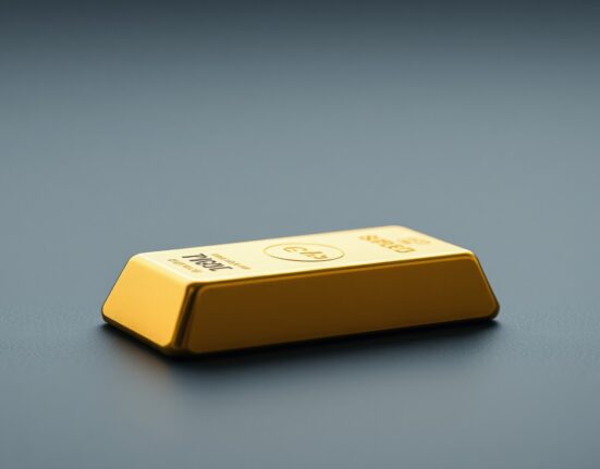 Gold bullion bar representing market hesitation amid US dollar rebound and Hormuz Strait geopolitical risks.