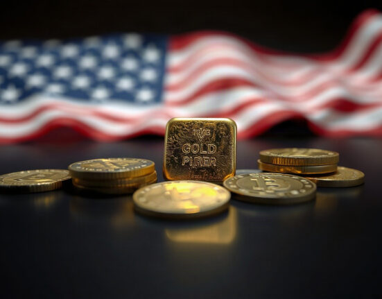 Gold bars and coins with a US flag in the background, symbolizing gold price movements against the dollar.