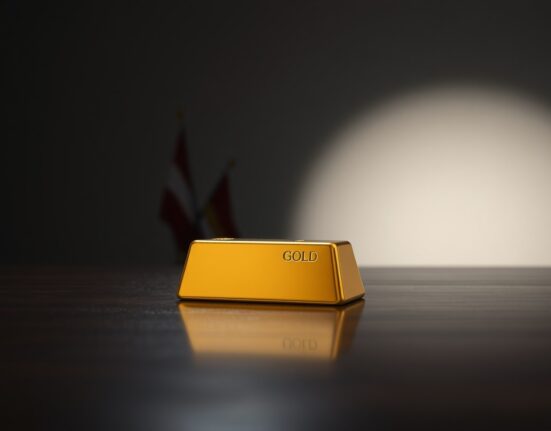 Gold bar on dark surface with soft lighting, representing price decline amid geopolitical news