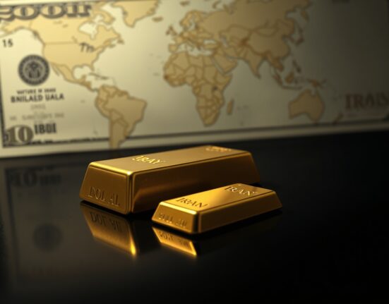 Gold bar reflecting market vulnerability as US dollar strengthens amid inflation fears and US-Iran standoff.