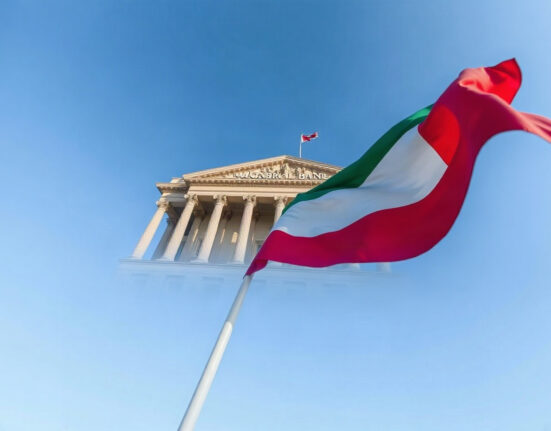 Hungarian Central Bank building in Budapest with flag, representing monetary policy decisions.