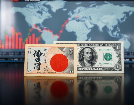 Japanese Yen and US Dollar banknotes side by side, symbolizing the USD/JPY currency pair analysis.