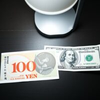 Japanese yen and US dollar banknotes on a desk representing forex market reaction to Federal Reserve decision