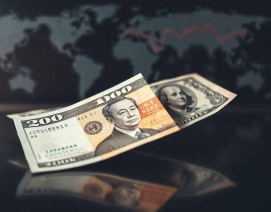 Japanese yen banknotes and US dollars side by side, symbolizing the USD/JPY currency pair