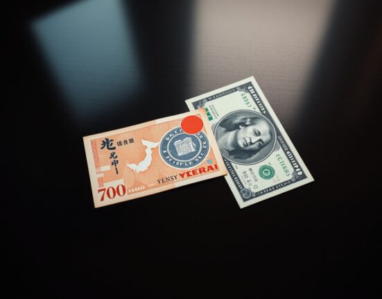 Japanese Yen and US Dollar banknotes on a trading desk representing currency market analysis.