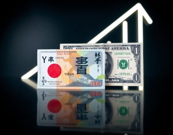 Japanese Yen banknotes and US Dollar bills on a dark surface, symbolizing the USD/JPY currency pair analysis.