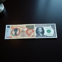 Japanese Yen and US Dollar banknotes on a desk representing forex market analysis.