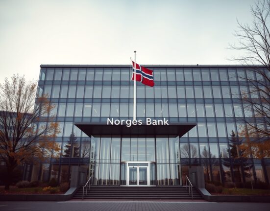 Norges Bank headquarters in Oslo on a cloudy day, representing monetary policy decision.
