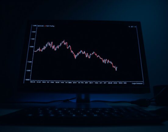 NZD/USD price chart showing bearish decline near 0.5650 level on trading screen