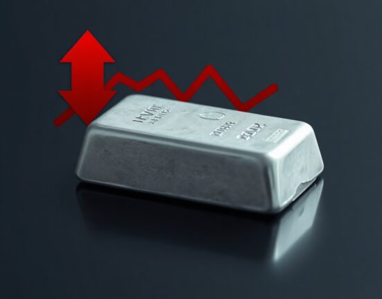 Silver bar on dark surface with bearish market indicator