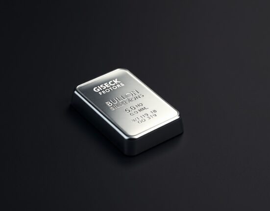 Silver bullion bar representing the current price struggle of XAG/USD in commodity markets.