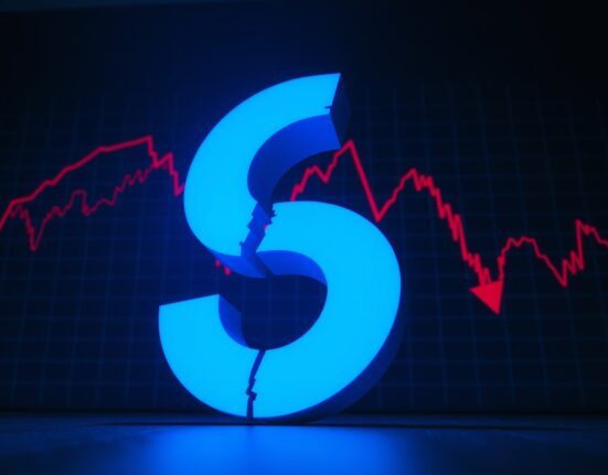 Dimmed Solana symbol on a dark background with red downward arrows representing a market price decline.