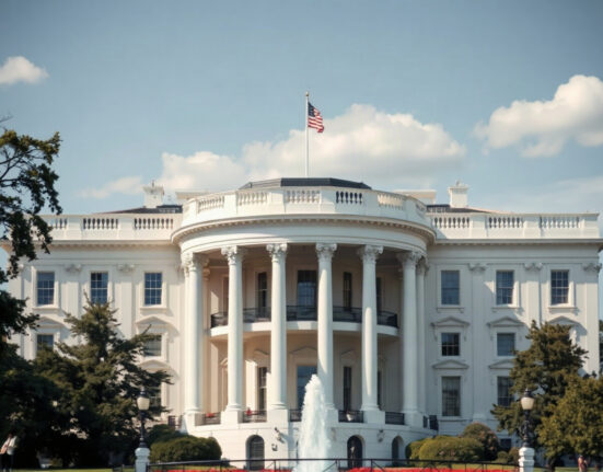 White House seen on a clear day, symbolizing the announcement of new US economic sanctions on Iran.