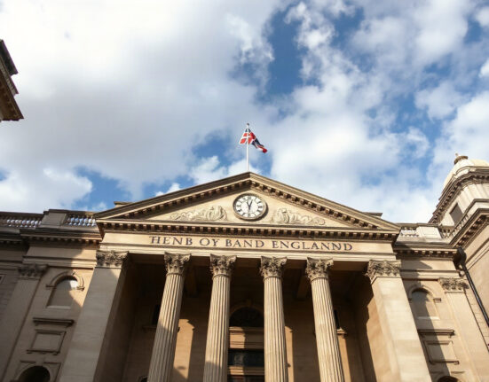 Bank of England building in London on a clear day, symbolizing UK monetary policy and inflation.
