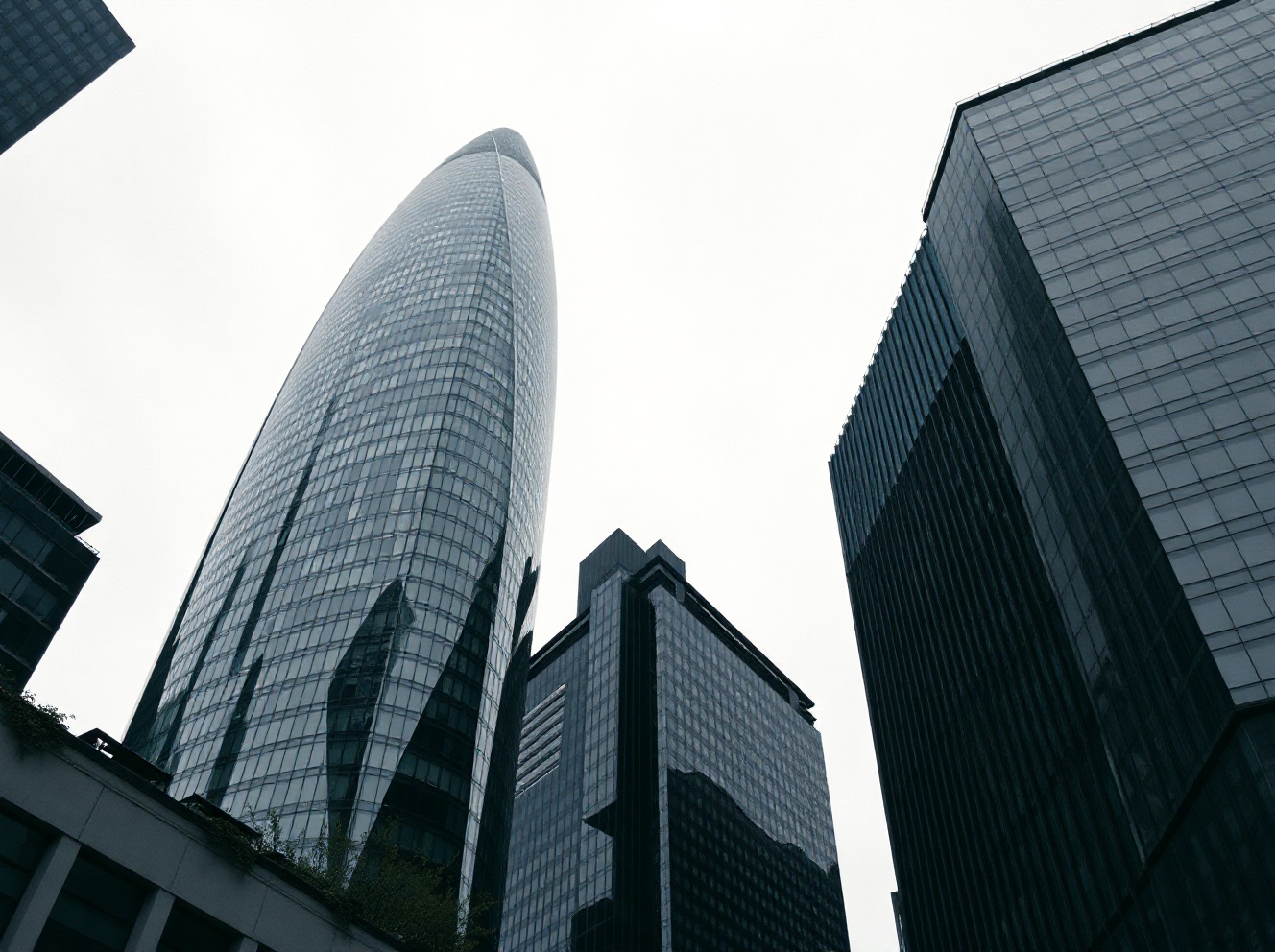 UK Economy Shrinks 0.1% in April, Matching Expectations