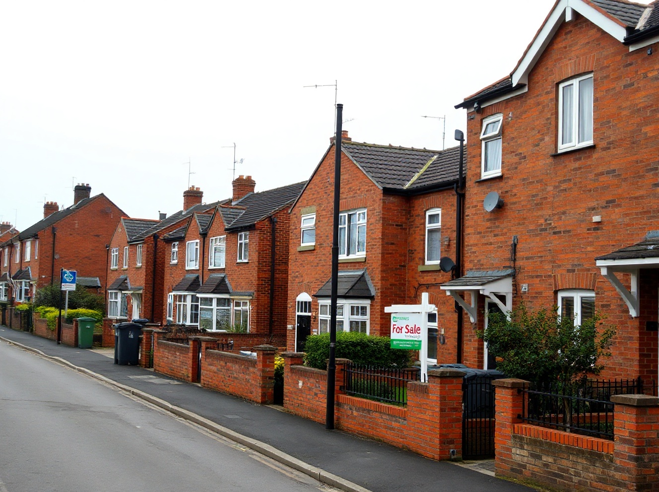 UK House Prices Rise Just 0.1% in July, Missing Expectations