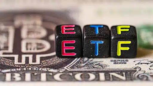 Vanguard Pulls Back from Bitcoin Futures ETFs; Quant and Borroe Finance Touted as Top 2024 Investments