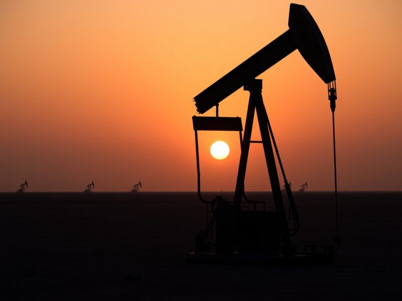 Нефть WTI отступает по мере снижения риска в Ормузском проливе, всё внимание — на данные по занятости в США