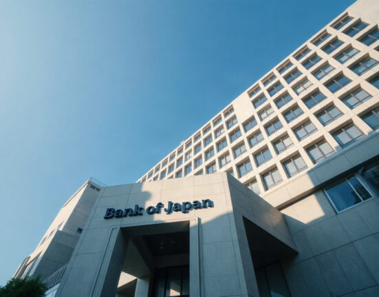 Bank of Japan headquarters in Tokyo on a clear day, symbolizing monetary policy and yen strength.